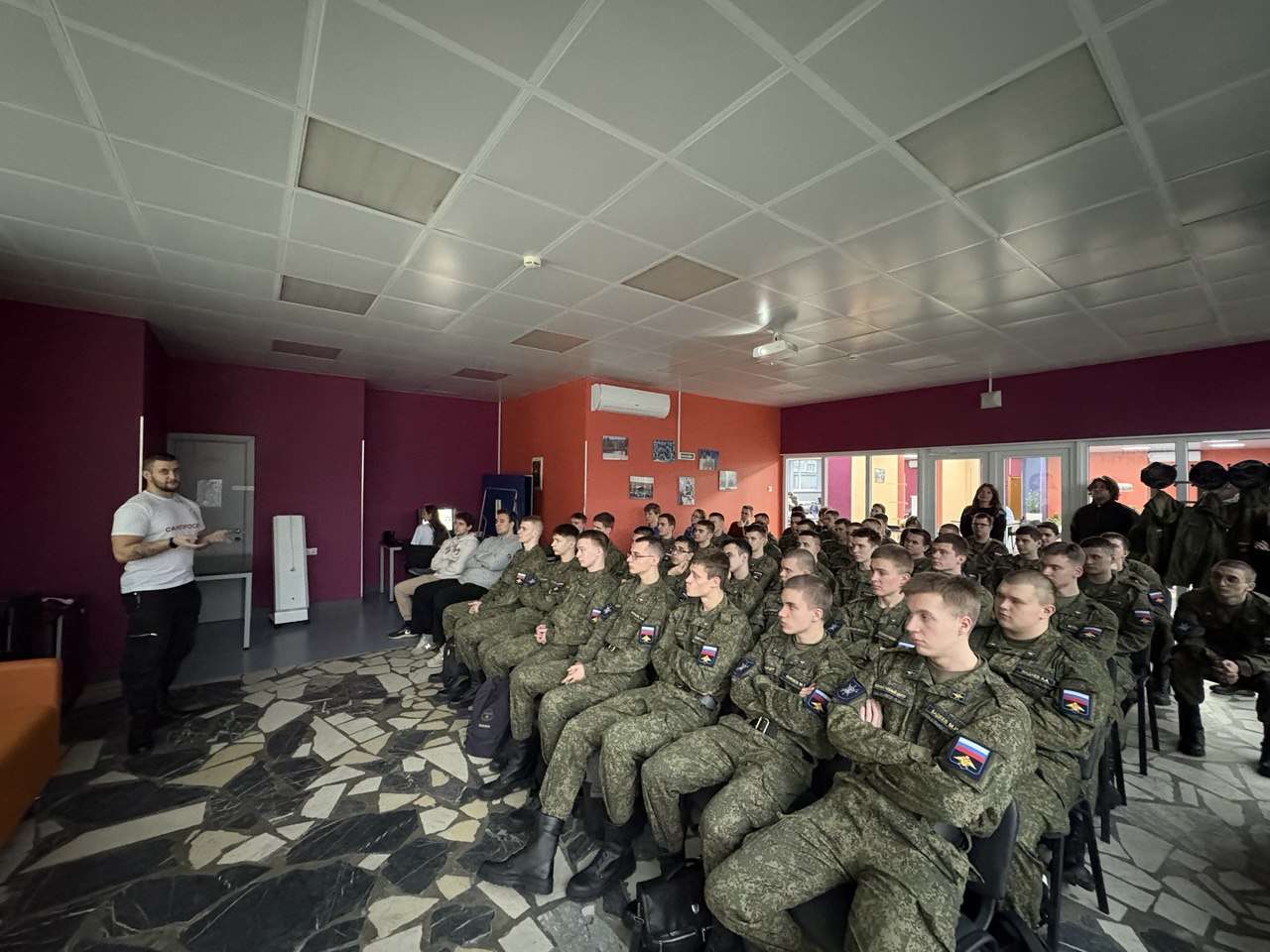 photo 5296794286840024877 y